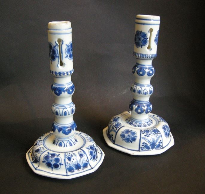 Rare pair of candelsticks in porcelain &quot;blue and white&quot; European shape Kangxi period | MasterArt